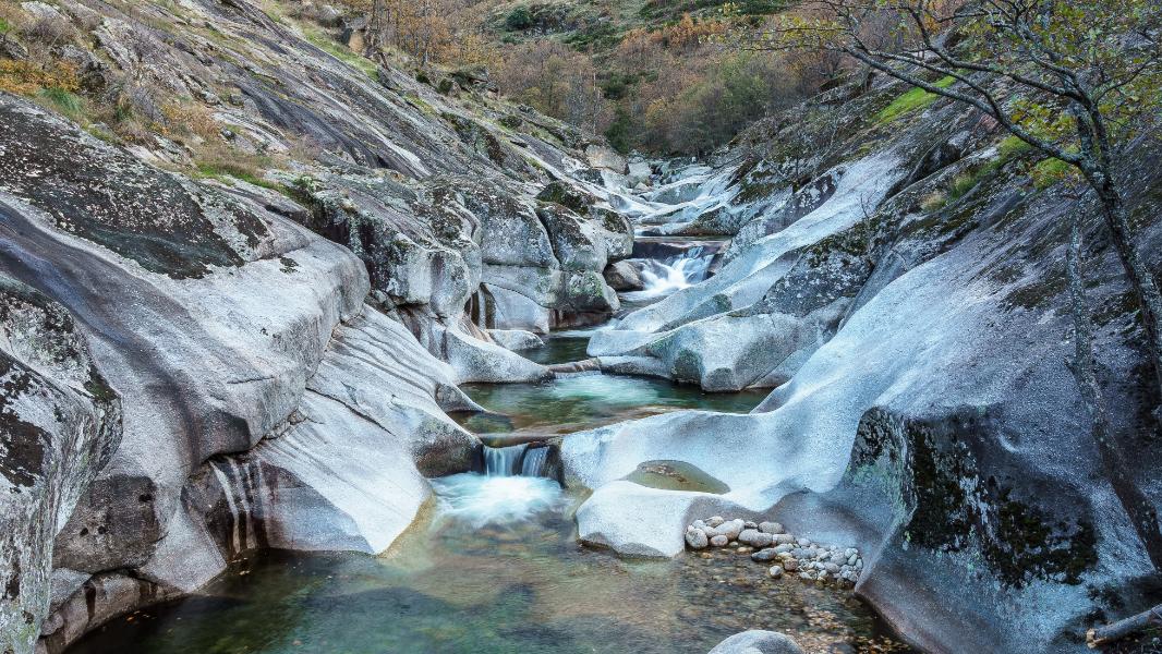 Garganta de los Infiernos con pozas de agua cristalina en el Valle del Jerte