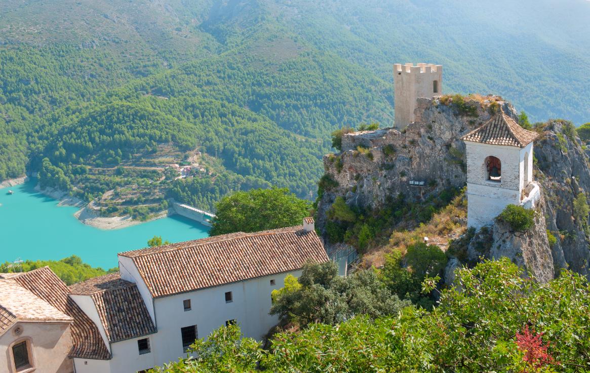 Castillo de Guadalest sobre el embalse turquesa de Alicante