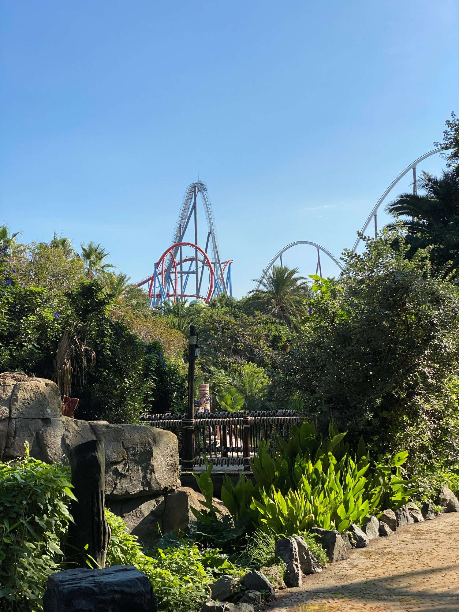 Dragon Khan y Shambhala vistos desde los caminos de PortAventura