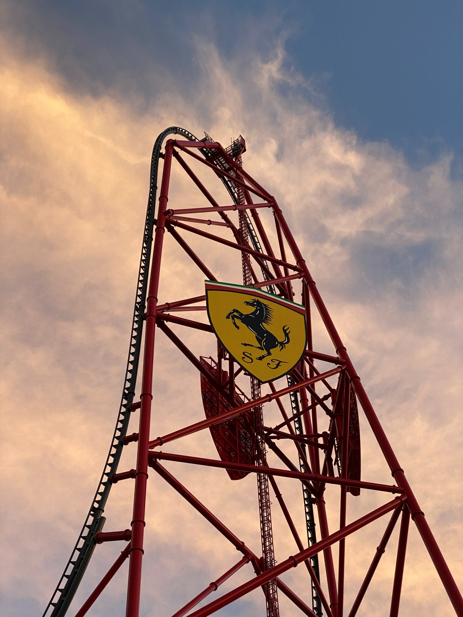 Red Force de Ferrari Land al atardecer