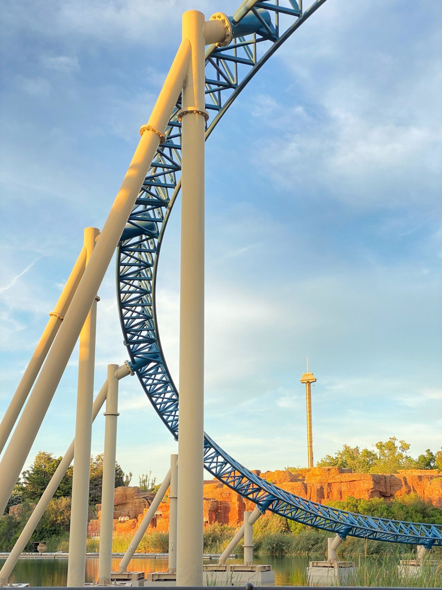 Vía de Furius Baco sobre el lago de PortAventura al atardecer