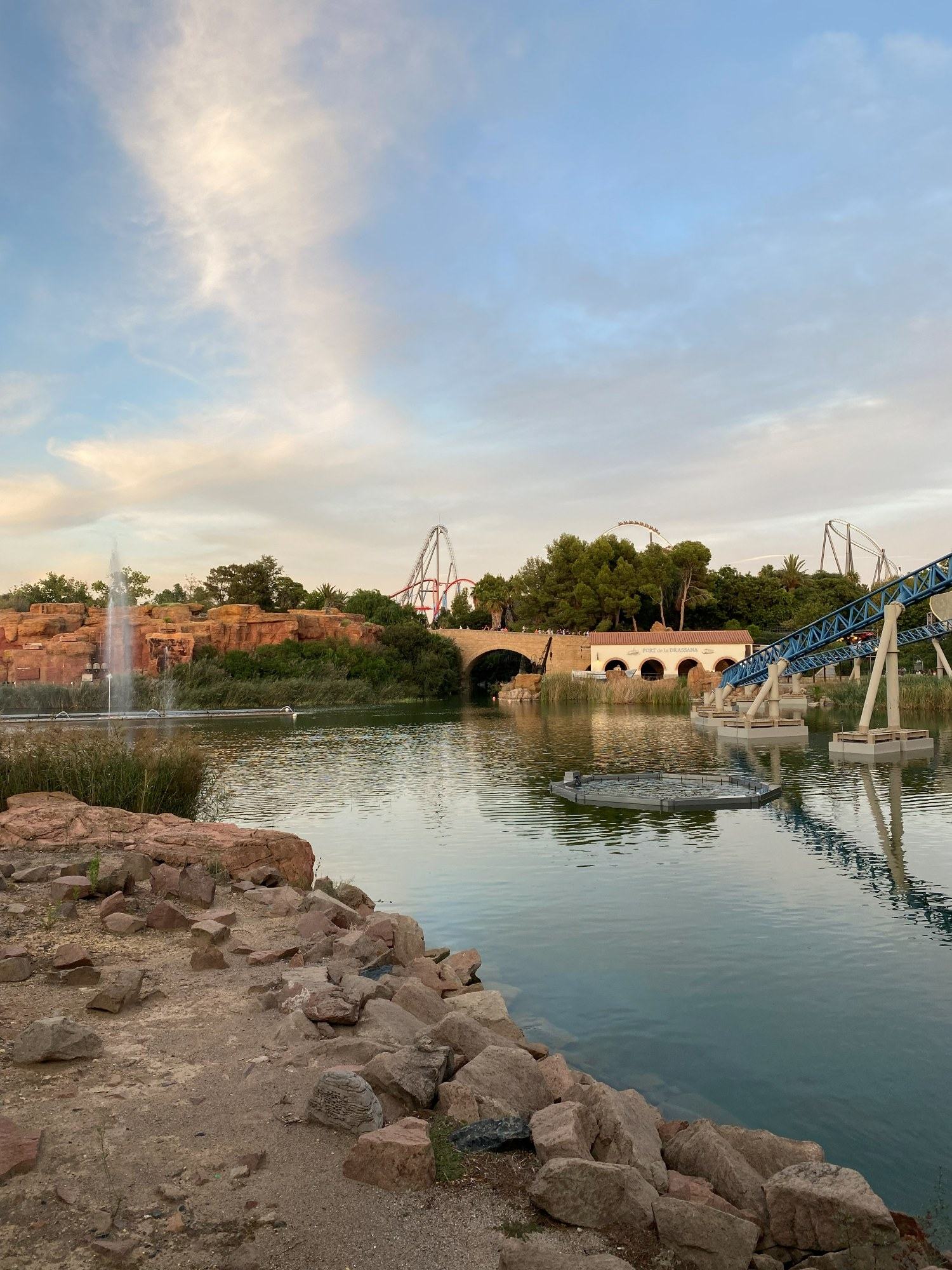 Lago de Mediterrània en PortAventura al atardecer