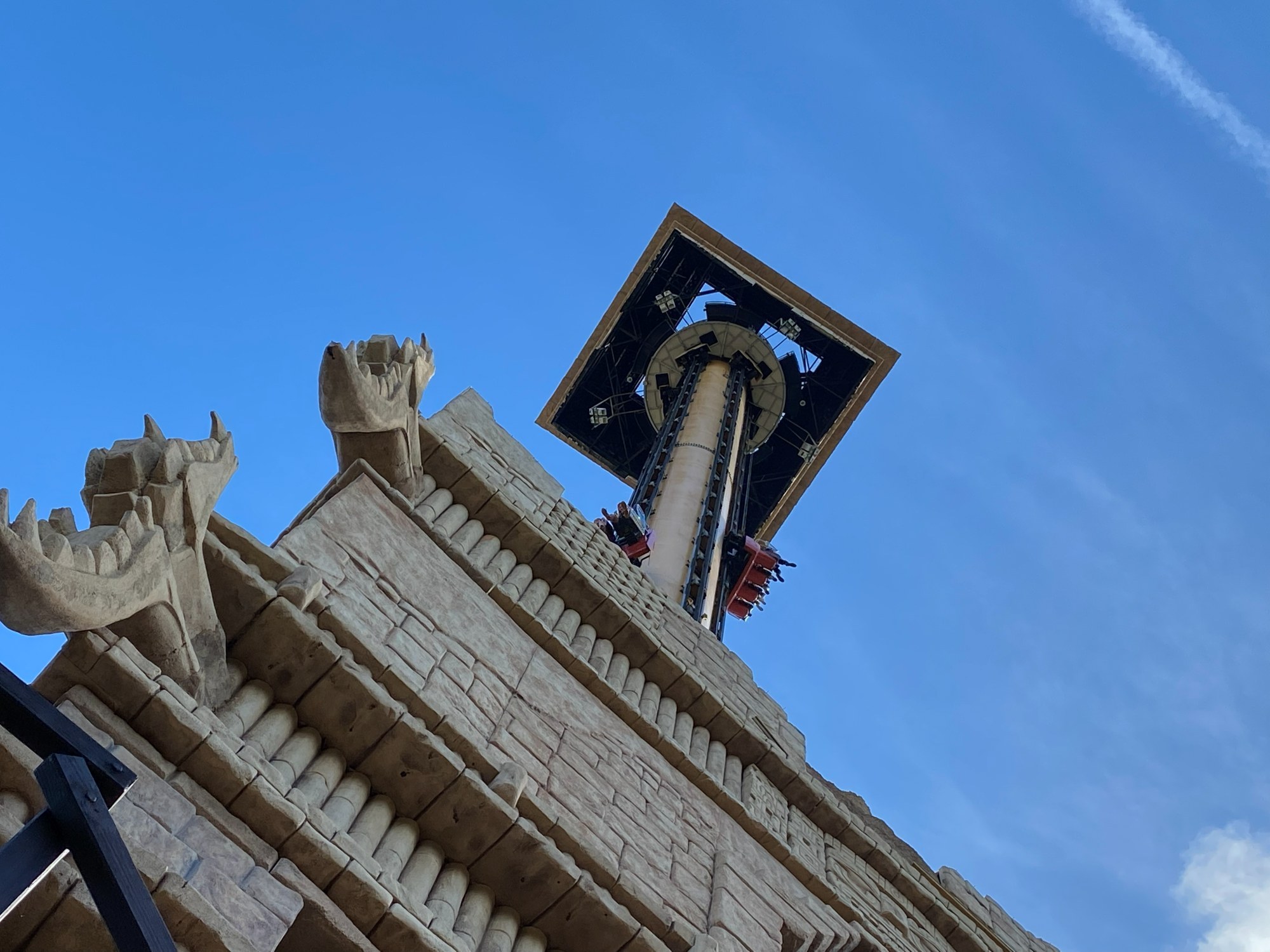 Torre de caída libre de PortAventura vista desde abajo