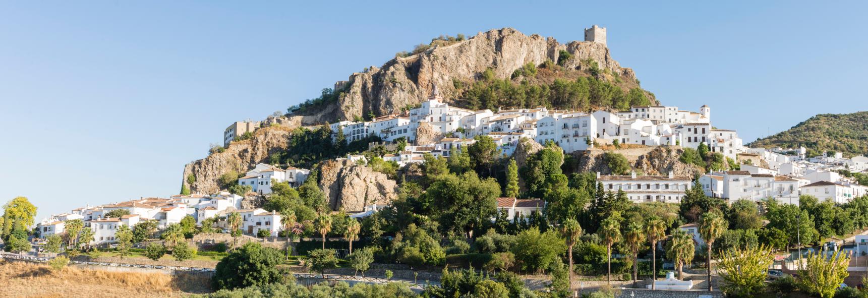 Zahara de la Sierra, pueblo blanco gaditano junto al embalse