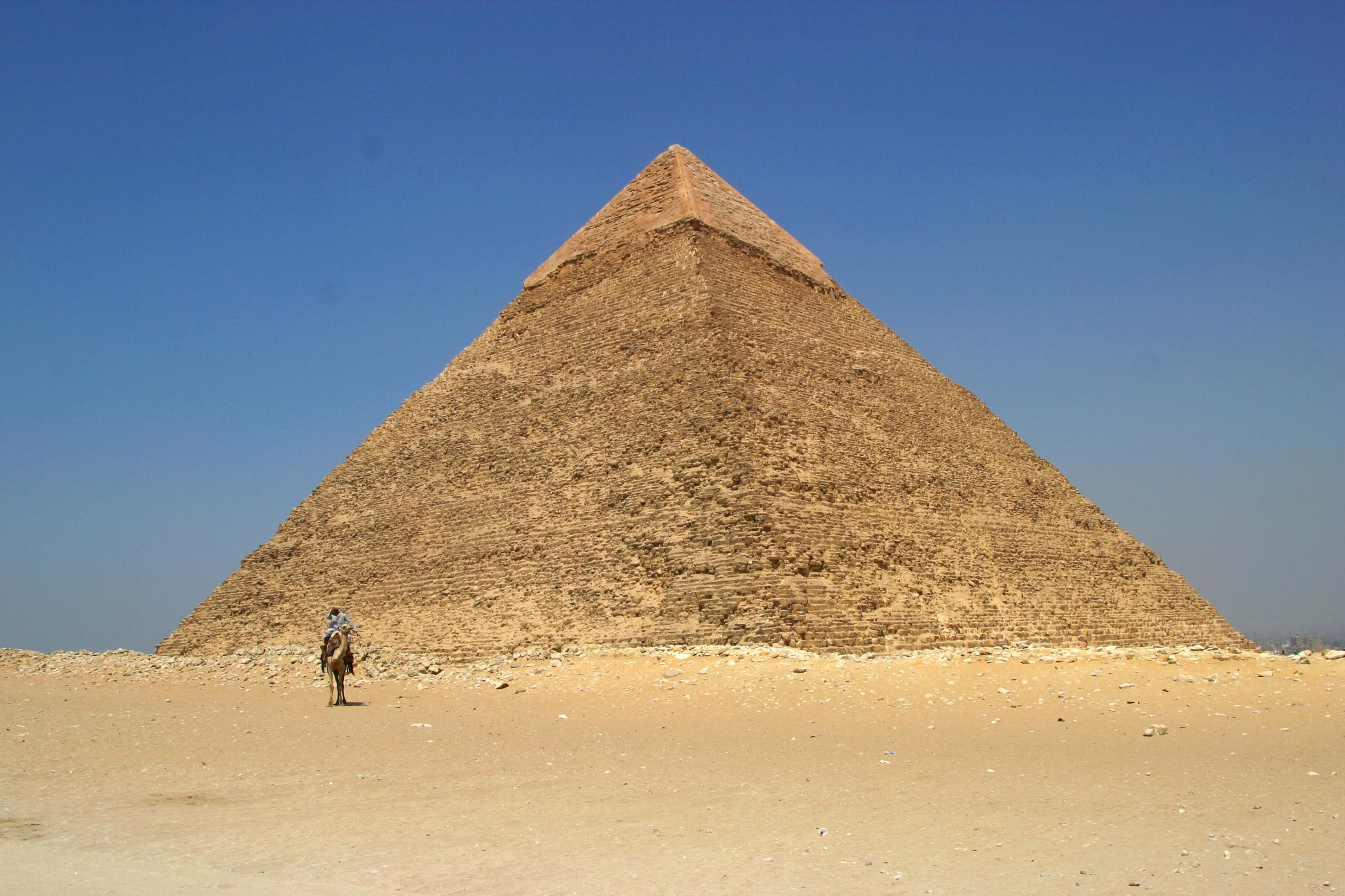 Pirámide con camello 